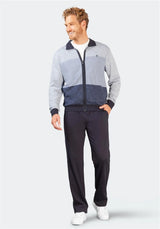 Grauer und navyblauer Trainingsanzug mit weißen Akzenten, Fleece-Material, Reißverschluss.