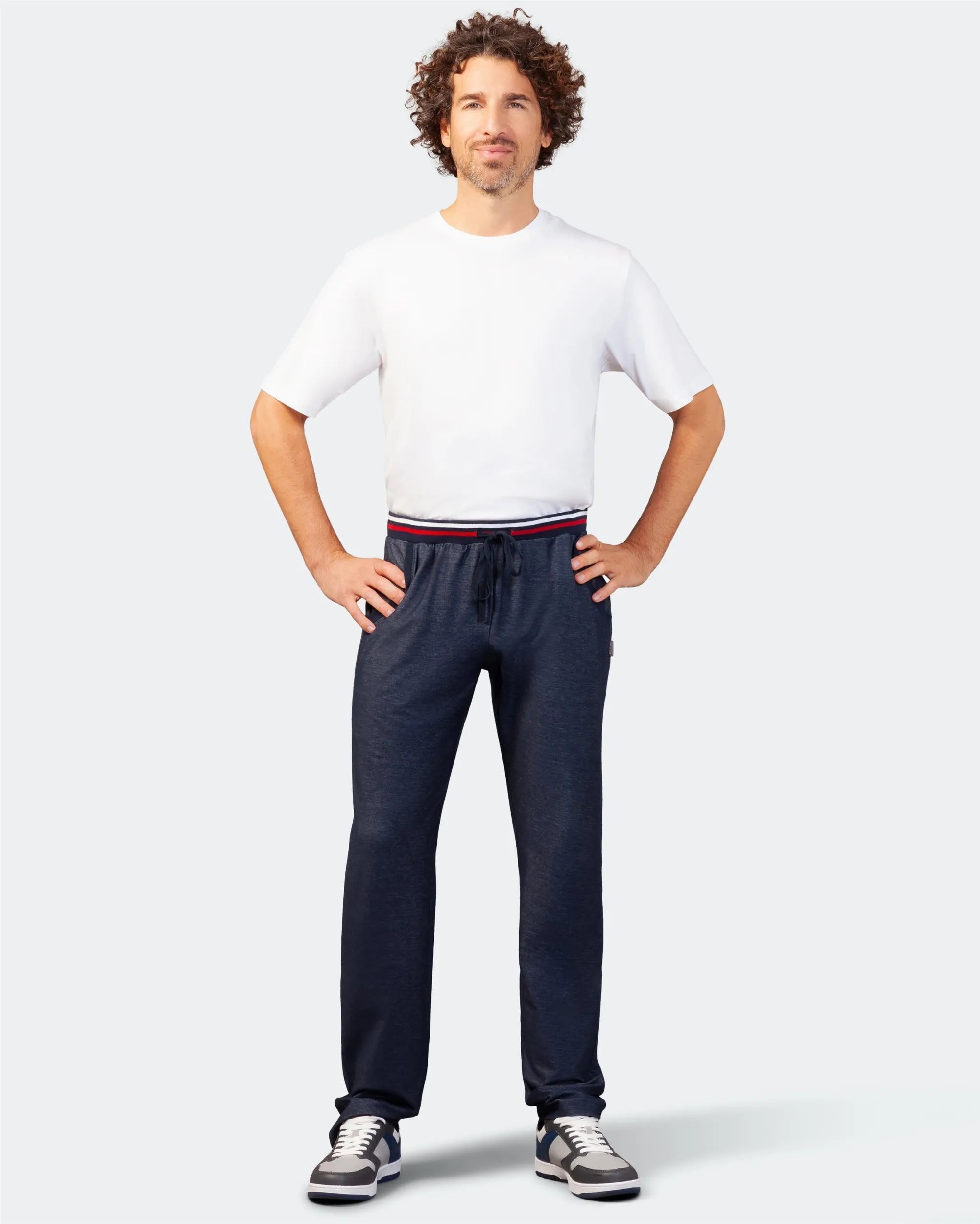 Marineblaue Trainingshose mit Kordelzug und rotem und weißem Saum, Marke Tommy Hilfiger.