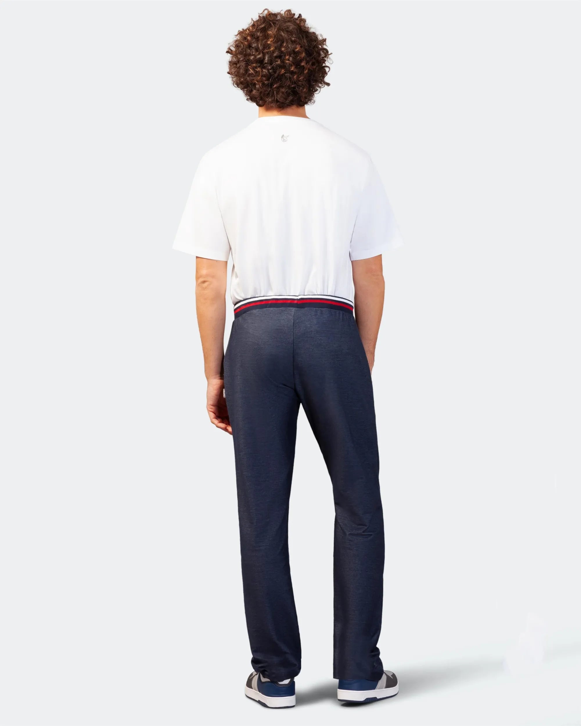 Marineblaue Golfhose mit rotem und weißem Streifen, aus Stretchmaterial für mehr Komfort.