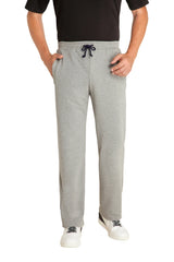 Graue Jogginghose mit Kordelzug in der Taille und Taschen, wahrscheinlich aus einem Baumwoll- oder Polyestergemisch.