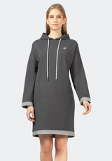 Anthrazitfarbenes Kapuzenkleid mit kontrastfarbenen Bündchen und Saum, mit kleinem Logo auf der Brust.