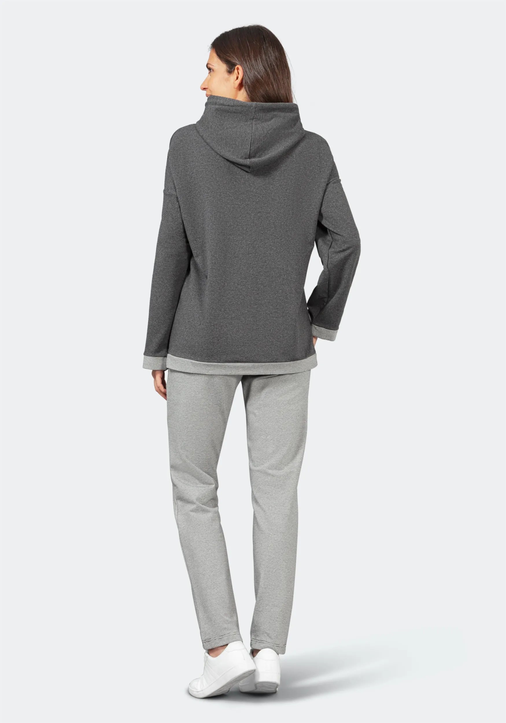 Anthrazitfarbene Kapuzenjacke mit weißen Kordelzügen und Ärmelbündchen, aus weichem Fleecematerial.