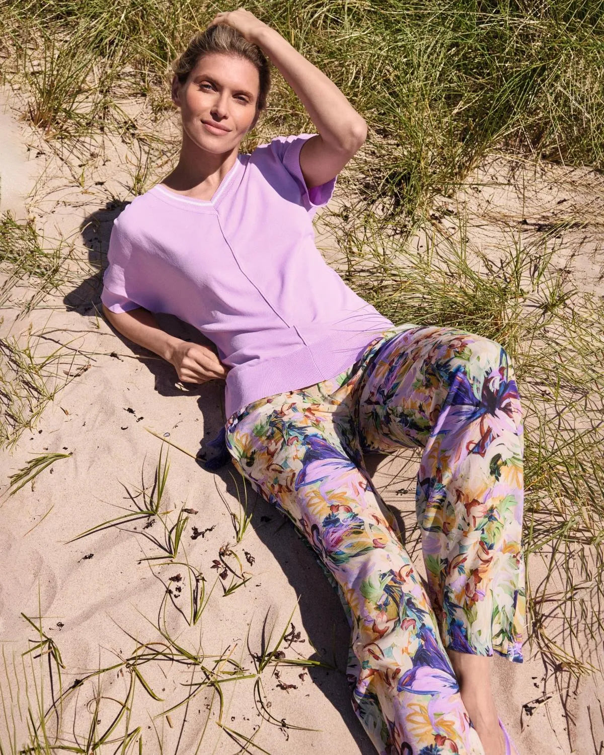 Lavendelfarbene Leggings mit Blumendruck in lockerer Passform und weichem, dehnbarem Material.