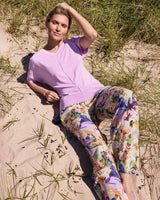 Lavendelfarbene Leggings mit Blumendruck in lockerer Passform und weichem, dehnbarem Material.