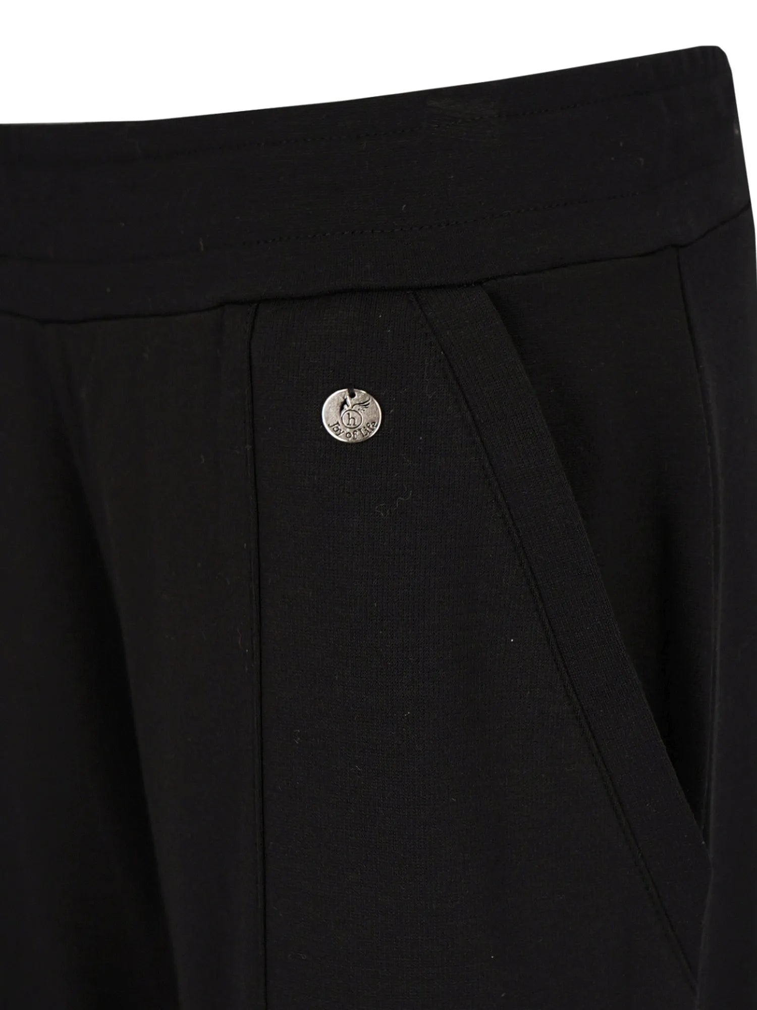 Schwarze maßgeschneiderte Hosen mit silberner Knopfdetail.