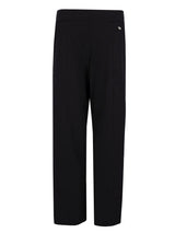 Schwarze gerade Bein-Hosen mit subtiler Textur und kleiner Knopfdetail am unteren Saum.