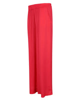 Rote Hose mit weitem Bein, glattem Stoff und elastischem Bund.