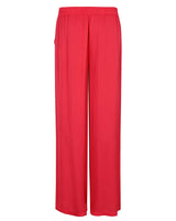 Rote Hose mit weitem Bein und Falten vorne, wahrscheinlich aus einem seidigen Stoff.