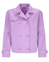 Lavendelfarbene zweireihige Jacke mit gekrempelten Ärmeln und Knopfleiste.