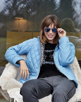 Hellblaue Stepp-Pufferjacke mit pelzgefütterter Kapuze und Taschen, inspiriert von der lässigen Oberbekleidungskollektion von Louis Vuitton.