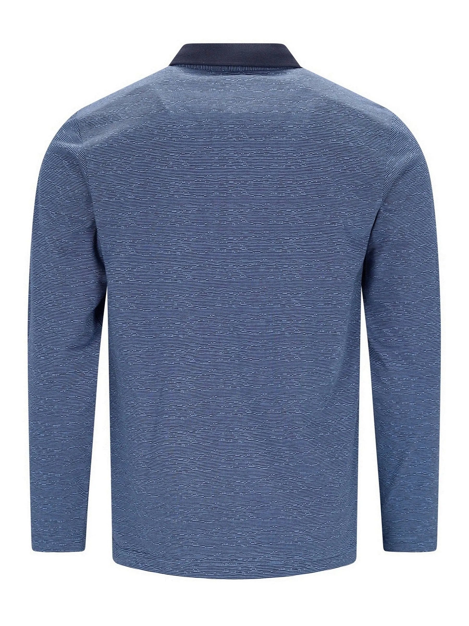 Blaues strukturiertes Poloshirt mit langen Ärmeln und marineblauem Kragen.