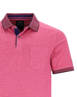 Rosa Poloshirt mit marineblauen Akzenten und einer Tasche, aus Baumwolle.