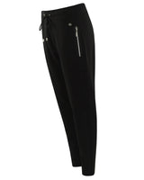 Schwarze Jogginghose mit Reißverschluss, Kordelzug in der Taille und Seitentaschen.