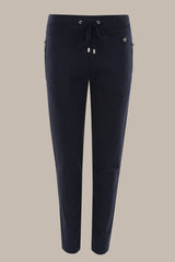 Schwarze Slim Fit Hose mit Kordelzug, silbernen Knöpfen und Taschen.