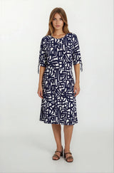 Jersey Kleid 1/2 Arm in marine-weißer geometrischer Print, Midi-Länge