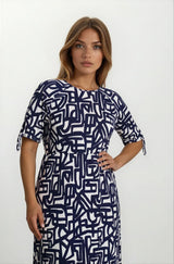 Jersey Kleid 1/2 Arm: Marine-weißes geometrisches Midi-Kleid mit kurzen Ärmeln und Bindemanschetten