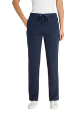 Marineblaue Jogginghose mit Kordelzug und weißen Turnschuhen in lässigem Design.