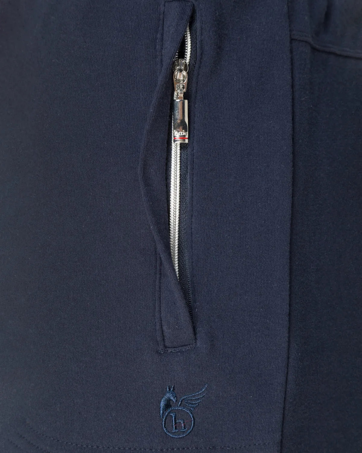 Marineblaue Kapuzenjacke mit Reißverschluss und Logo in Silber.