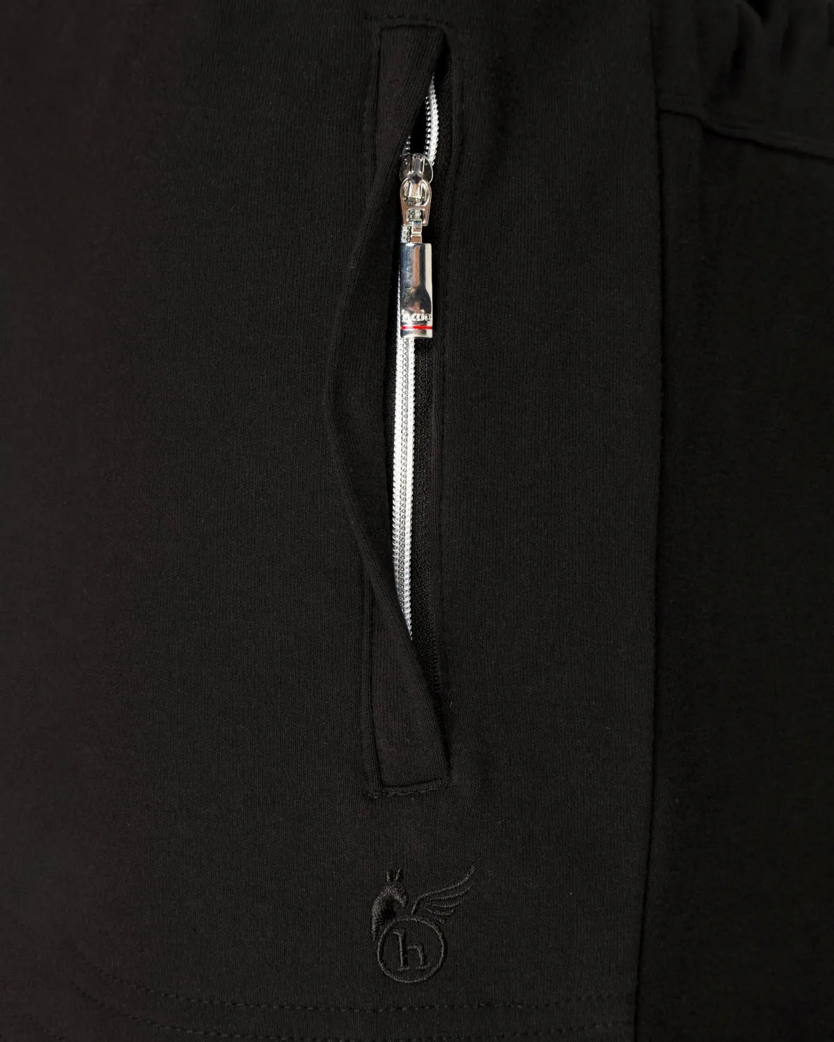 Schwarze Reißverschlussjacke mit silbernem Reißverschluss und Logo.