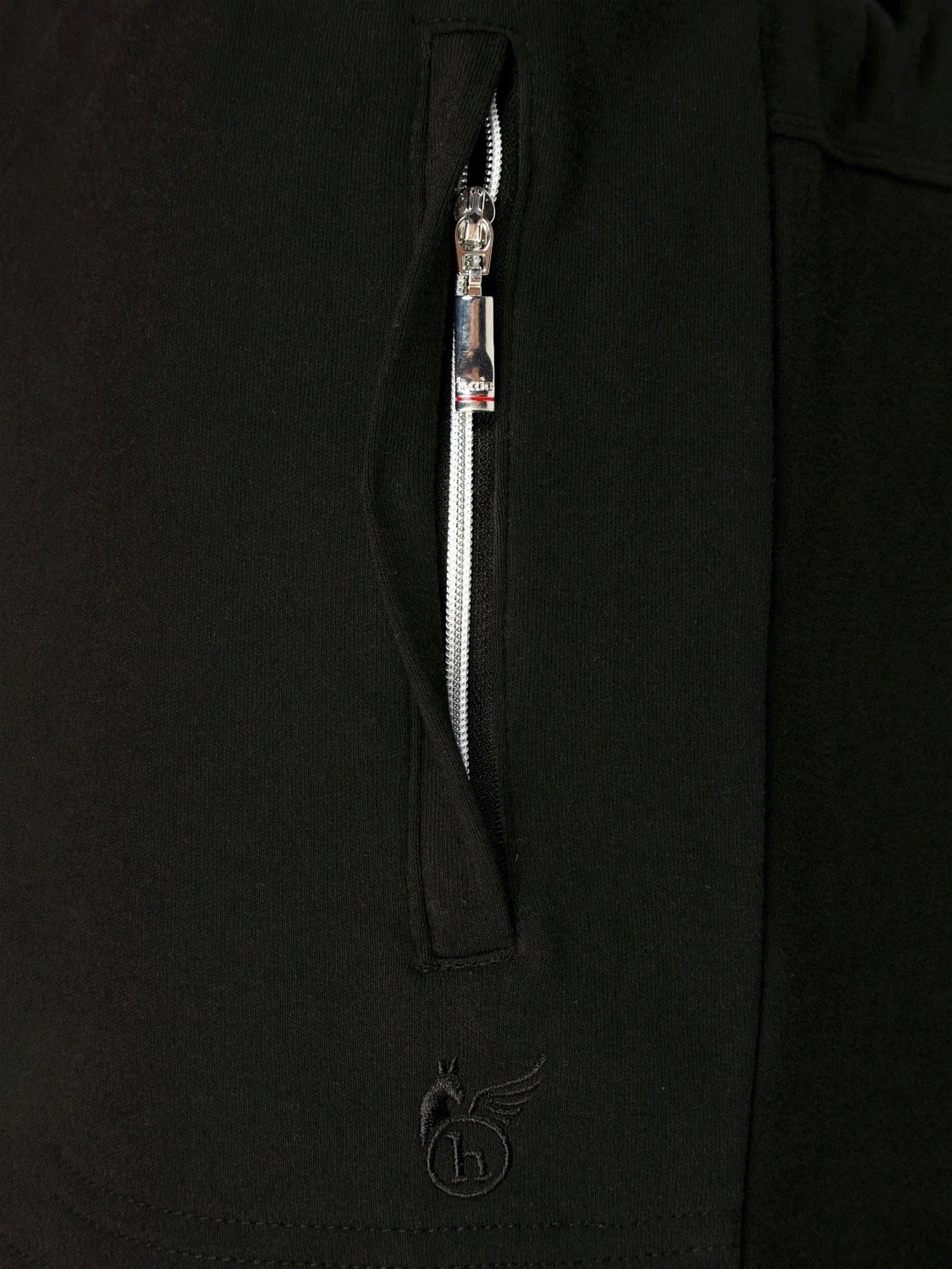 Schwarze Reißverschlussjacke mit silbernem Reißverschluss und Logo.