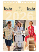 Weiße Vespa-Scooter mit Chromakzenten und blauem Logo für Kalender 2026