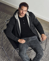 Schwarzer Kapuzenpulli mit Reißverschluss und Sherpa-Futter für Männer.