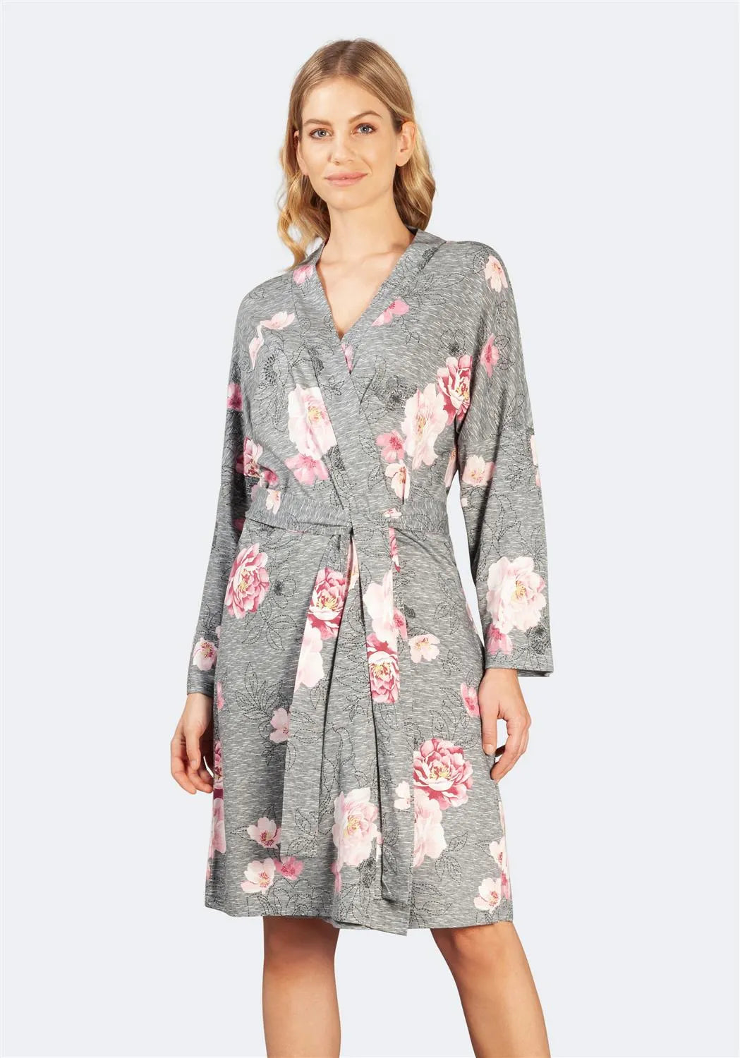 Graue geblümte Robe mit langen Ärmeln und Bindeband in der Taille.