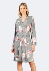 Graue geblümte Robe mit langen Ärmeln und Bindeband in der Taille.