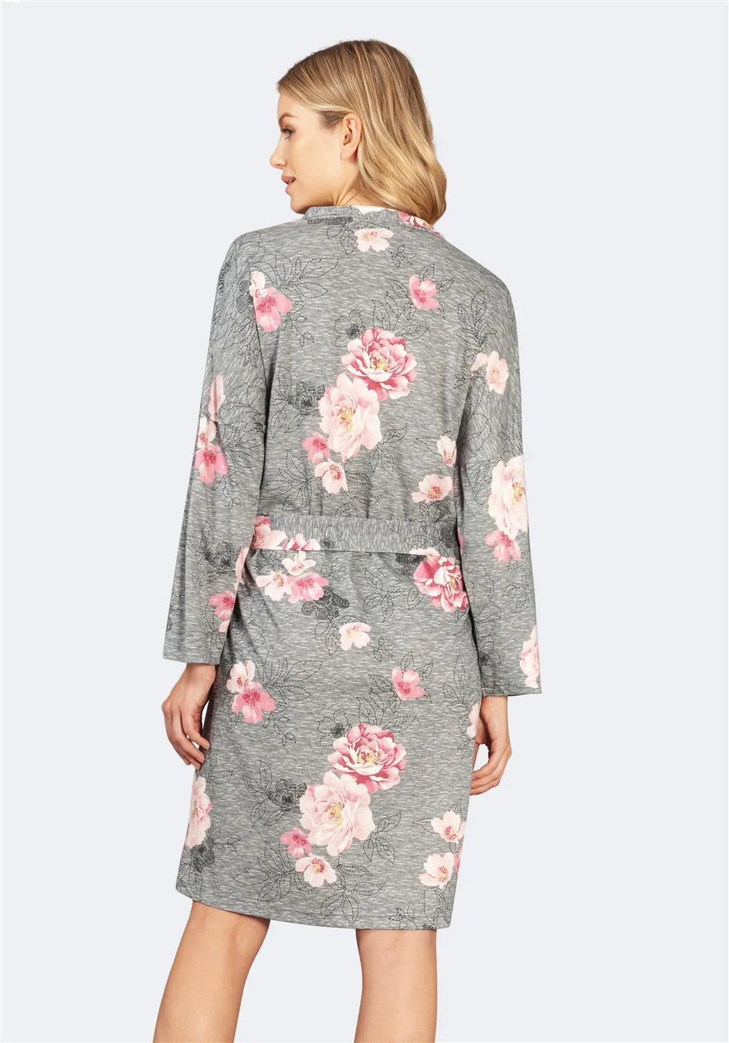 Graues, geblümtes Gewand mit rosa und weißen Blumen, weiches Material.