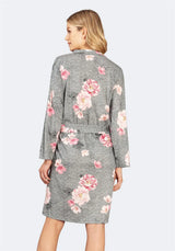 Graues, geblümtes Gewand mit rosa und weißen Blumen, weiches Material.