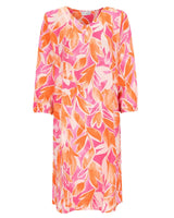 Rosa und orangefarbenes Kleid mit Blumendruck, V-Ausschnitt, Dreiviertel-Ärmeln und lockerer Passform.