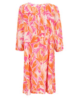 Rosa und orangefarbenes Kleid mit Blumendruck und Dreiviertelärmeln.