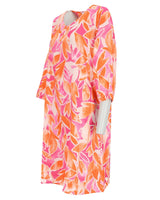 Abstrakt bedrucktes Kaftankleid in Orange und Rosa mit langen Ärmeln.