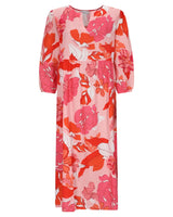 Chiffonkleid mit Blumendruck in Rosa-, Rot- und Orangetönen.
