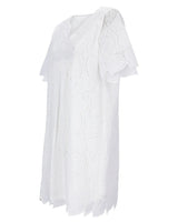 Weißes Kleid aus Ösenspitze mit gerafften Ärmeln und drapiertem Ausschnitt.