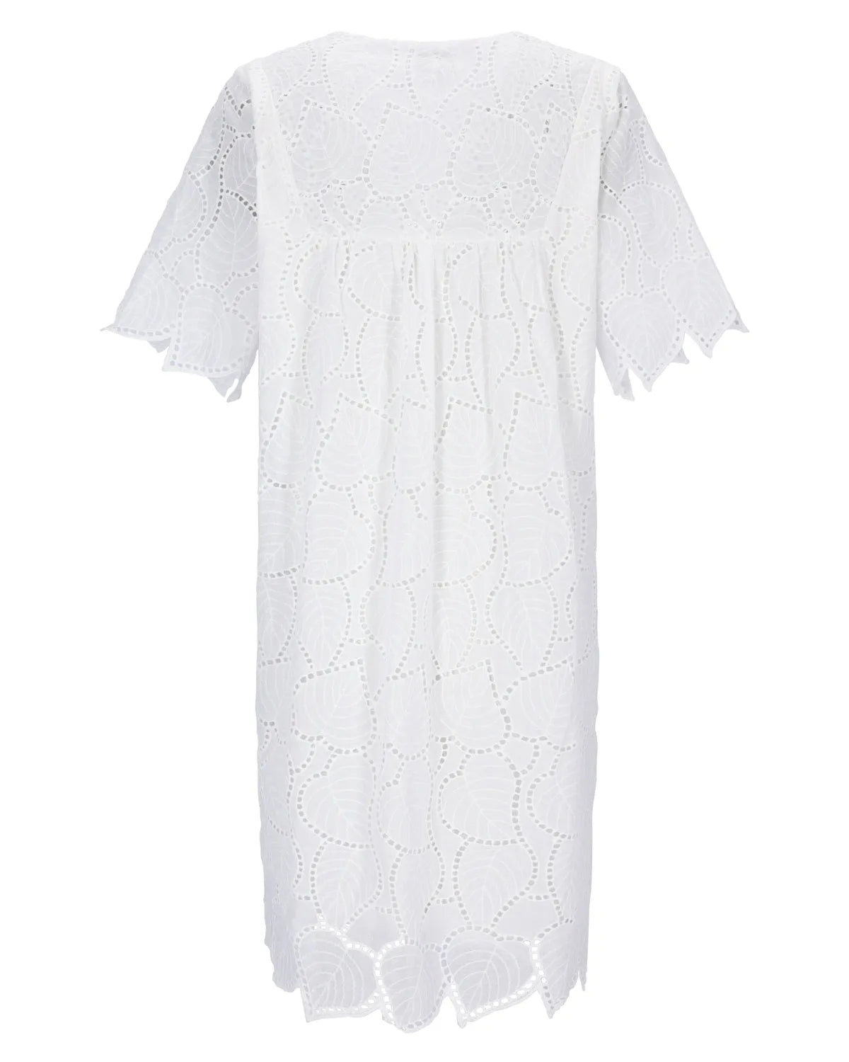 Weißes Kleid aus Ösenspitze mit Glockenärmeln und gesmoktem Bund.