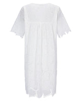 Weißes Kleid aus Ösenspitze mit Glockenärmeln und gesmoktem Bund.