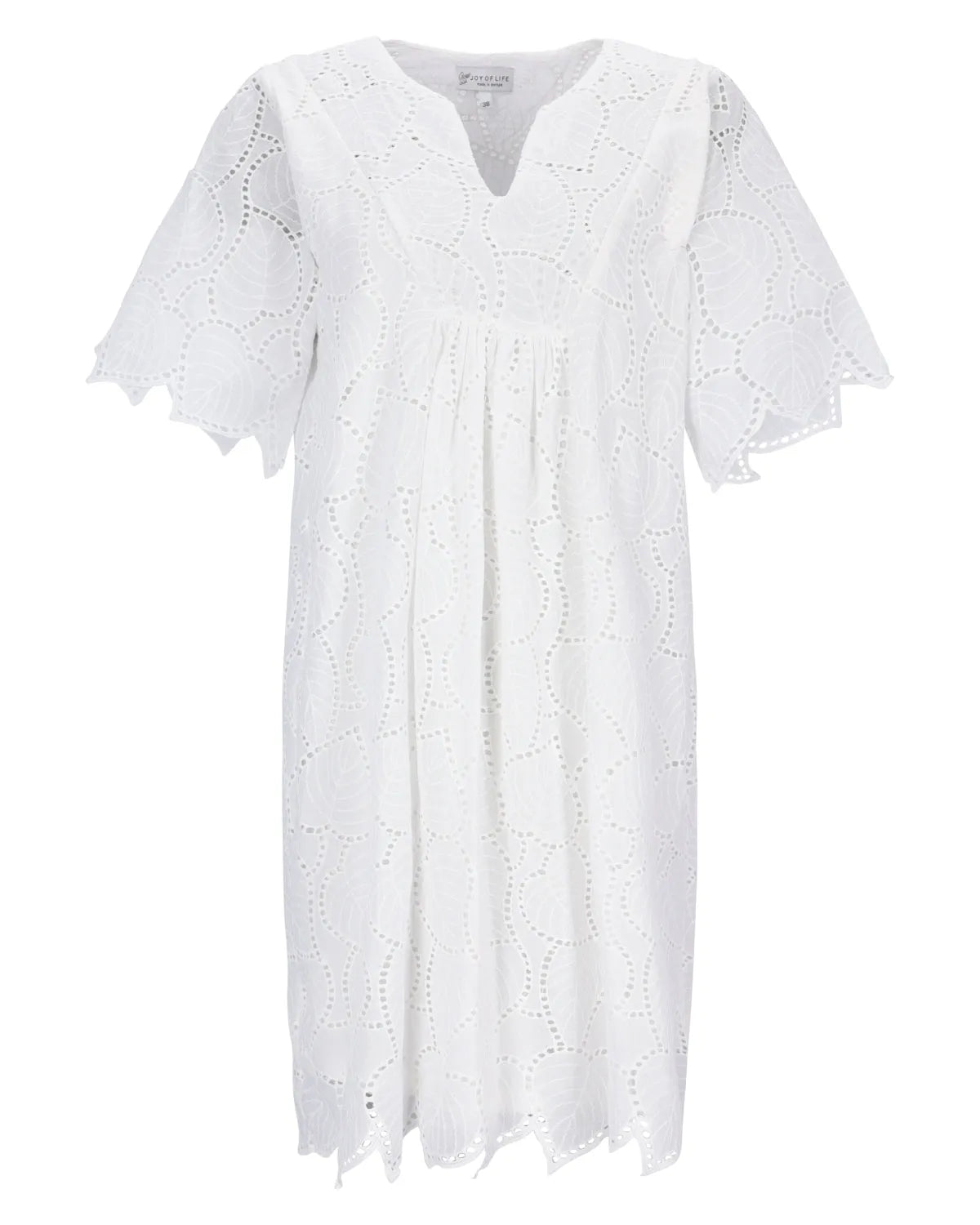 Weißes Sommerkleid aus Ösen-Spitze mit Glockenärmeln und V-Ausschnitt.