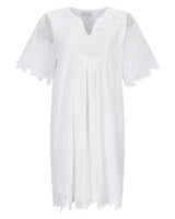 Weißes Sommerkleid aus Ösen-Spitze mit Glockenärmeln und V-Ausschnitt.