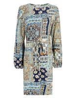 Blaues und beiges Patchwork-Kleid mit langen Ärmeln.