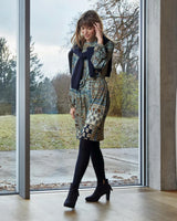Knielanges Kleid mit Blumenmuster, schwarzer Strumpfhose und Ankle Boots.