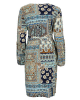 Boho-Patchwork-Kleid mit komplizierten Blumen- und Paisleymustern in Marine, Petrol, Beige, Braun und Gold auf einem weichen Stoff.