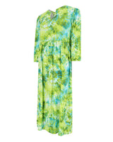Grün und blau gefärbtes Maxikleid mit langen Ärmeln.