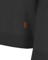 Schwarzer Strickpullover mit braunem Lederpatch-Detail.