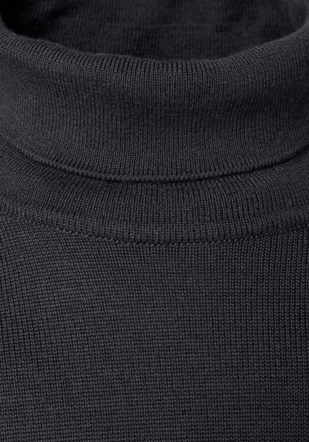 Schwarzer Rollkragenpullover mit Rippstrickstruktur.