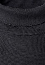 Schwarzer Rollkragenpullover mit Rippstrickstruktur.