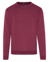 Burgunderfarbener Strickpullover mit Rundhalsausschnitt.