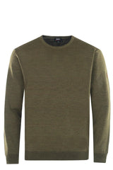 Olivgrüner Pullover mit Rundhalsausschnitt und gerippten Bündchen und Saum, wahrscheinlich aus Baumwolle oder einem ähnlichen weichen Material.