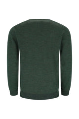 Dunkelgrüner Strickpullover mit langen Ärmeln.