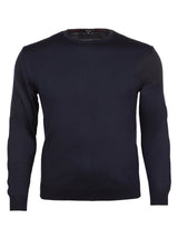 Schlichter schwarzer Pullover mit Rundhalsausschnitt und langen Ärmeln.